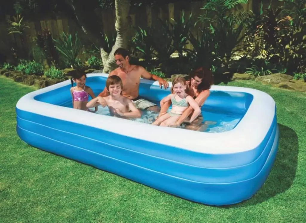Piscina azul estampada